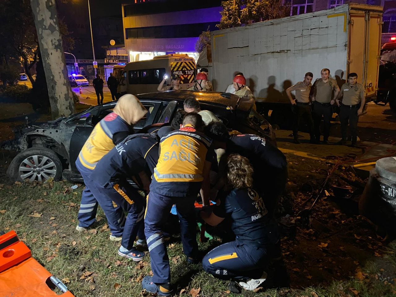 İstanbul'da dehşete düşüren kaza: Yan yola uçan araç, ağaca ok gibi saplandı! 5 ölü, 1 ağır yaralı... 8