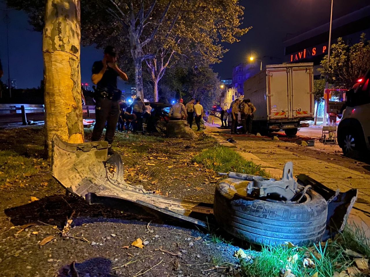 İstanbul'da dehşete düşüren kaza: Yan yola uçan araç, ağaca ok gibi saplandı! 5 ölü, 1 ağır yaralı... 9