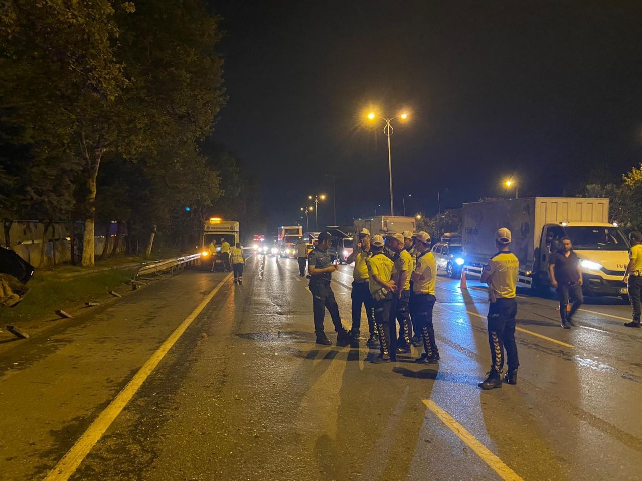 İstanbul'da dehşete düşüren kaza: Yan yola uçan araç, ağaca ok gibi saplandı! 5 ölü, 1 ağır yaralı... 10