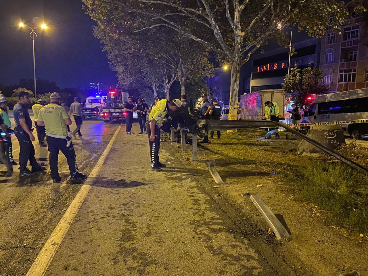 İstanbul'da dehşete düşüren kaza: Yan yola uçan araç, ağaca ok gibi saplandı! 5 ölü, 1 ağır yaralı... 11