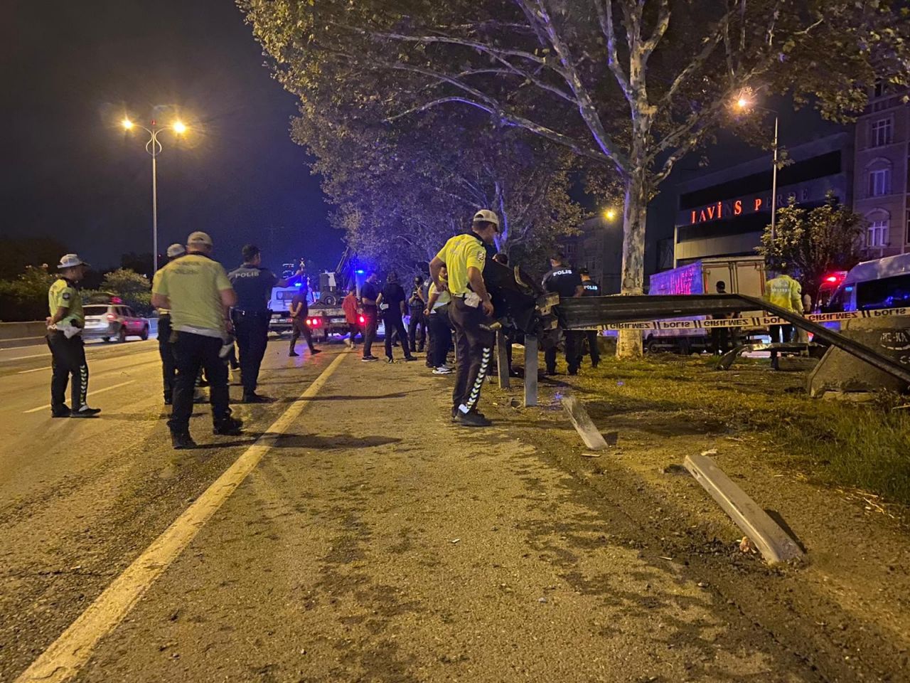 İstanbul'da dehşete düşüren kaza: Yan yola uçan araç, ağaca ok gibi saplandı! 5 ölü, 1 ağır yaralı... 12