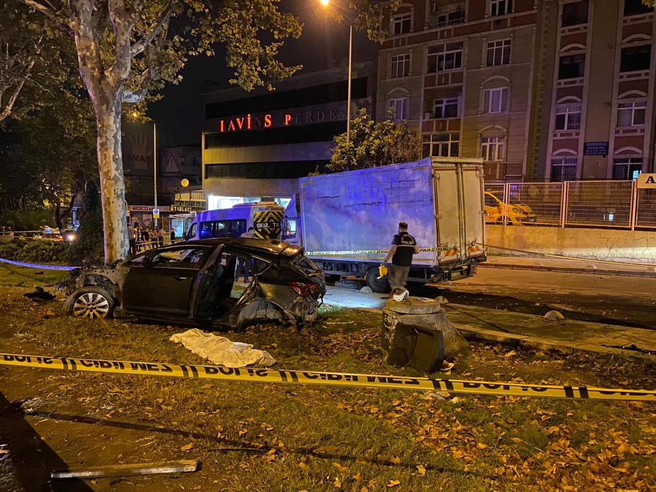 İstanbul'da dehşete düşüren kaza: Yan yola uçan araç, ağaca ok gibi saplandı! 5 ölü, 1 ağır yaralı... 13