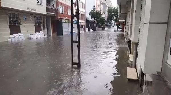 İstanbul'da beklenen yağış etkisini gösteriyor: Sokaklar göle döndü 7