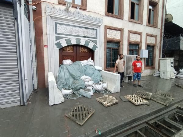 İstanbul'da beklenen yağış etkisini gösteriyor: Sokaklar göle döndü 6