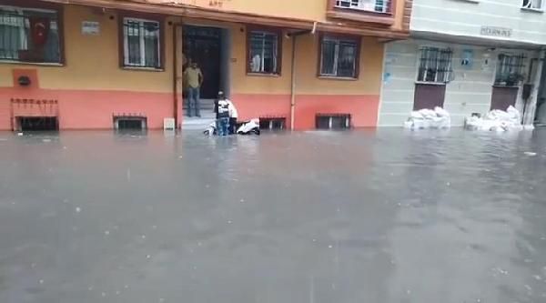 İstanbul'da beklenen yağış etkisini gösteriyor: Sokaklar göle döndü 9