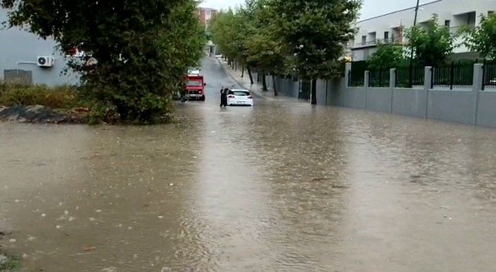 İstanbul'da beklenen yağış etkisini gösteriyor: Sokaklar göle döndü 4