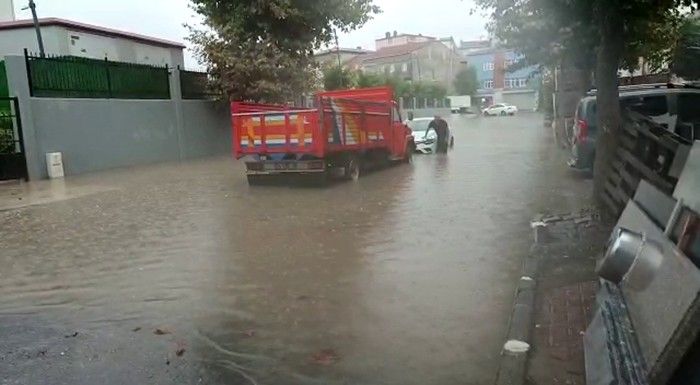 İstanbul'da beklenen yağış etkisini gösteriyor: Sokaklar göle döndü 3