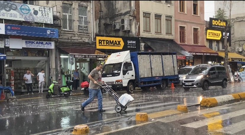 İstanbul'da beklenen yağış etkisini gösteriyor: Sokaklar göle döndü 2