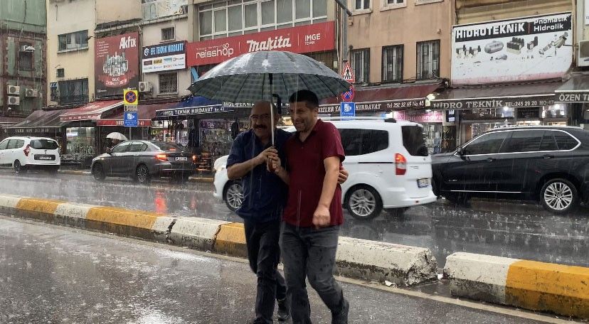 İstanbul'da beklenen yağış etkisini gösteriyor: Sokaklar göle döndü 1