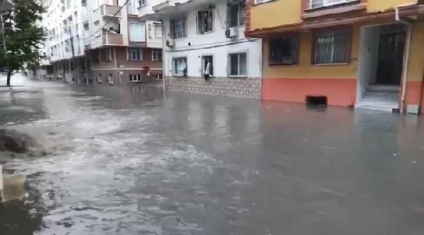 İstanbul'da beklenen yağış etkisini gösteriyor: Sokaklar göle döndü 8