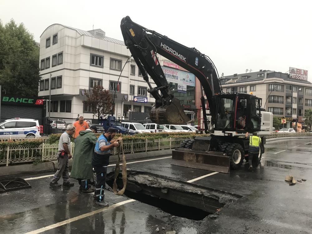 Şiddetli yağış nedeniyle yol çöktü! İETT otobüsünün tekerleği bir anda boşluğa gömüldü 3