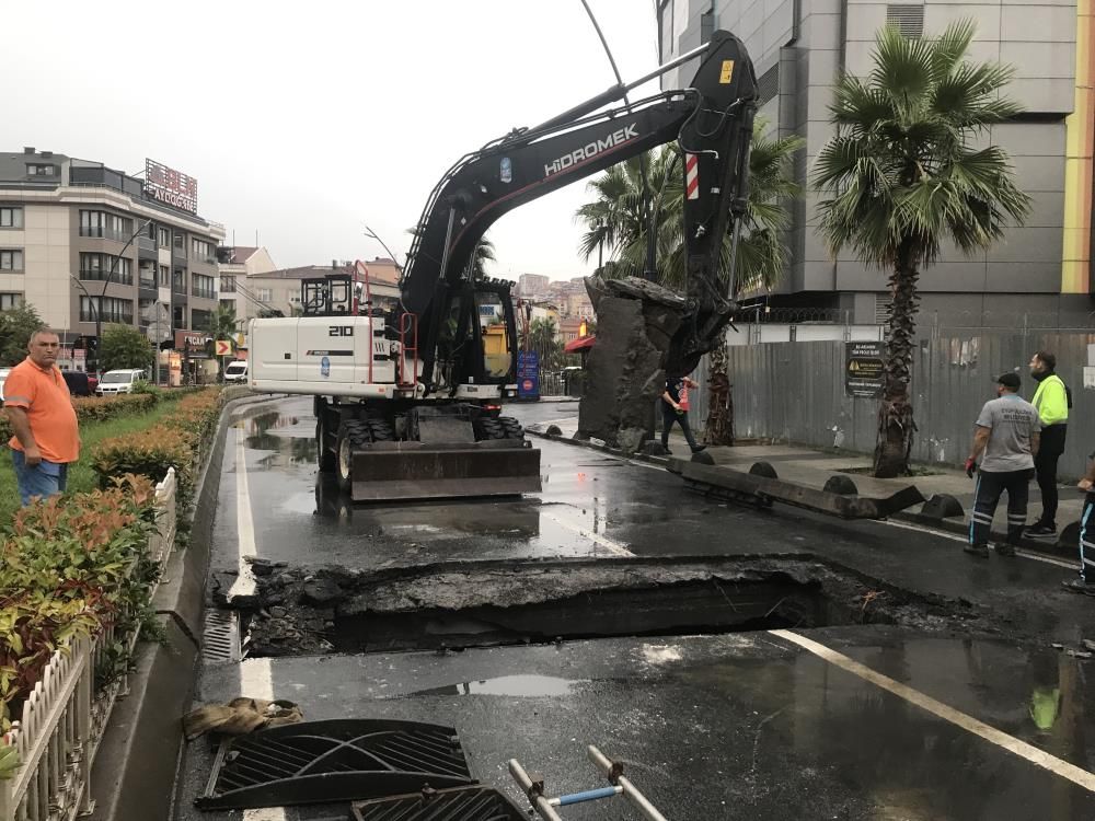 Şiddetli yağış nedeniyle yol çöktü! İETT otobüsünün tekerleği bir anda boşluğa gömüldü 4