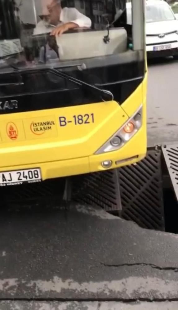 Şiddetli yağış nedeniyle yol çöktü! İETT otobüsünün tekerleği bir anda boşluğa gömüldü 7