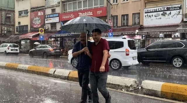 Aniden bastıran yağmur hayatı felç etti: Meteoroloji uzmanı kritik saati açıkladı! 3