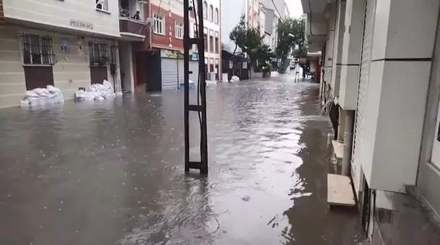 Aniden bastıran yağmur hayatı felç etti: Meteoroloji uzmanı kritik saati açıkladı! 7