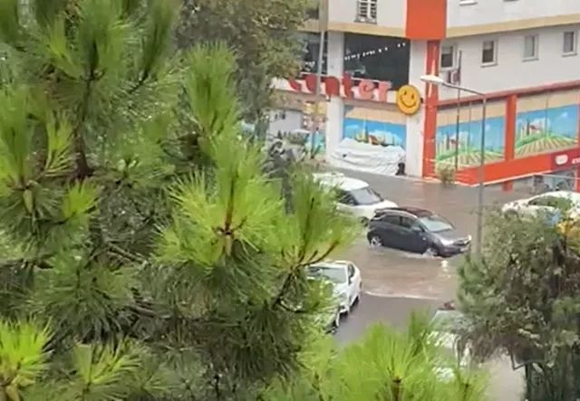 Aniden bastıran yağmur hayatı felç etti: Meteoroloji uzmanı kritik saati açıkladı! 4