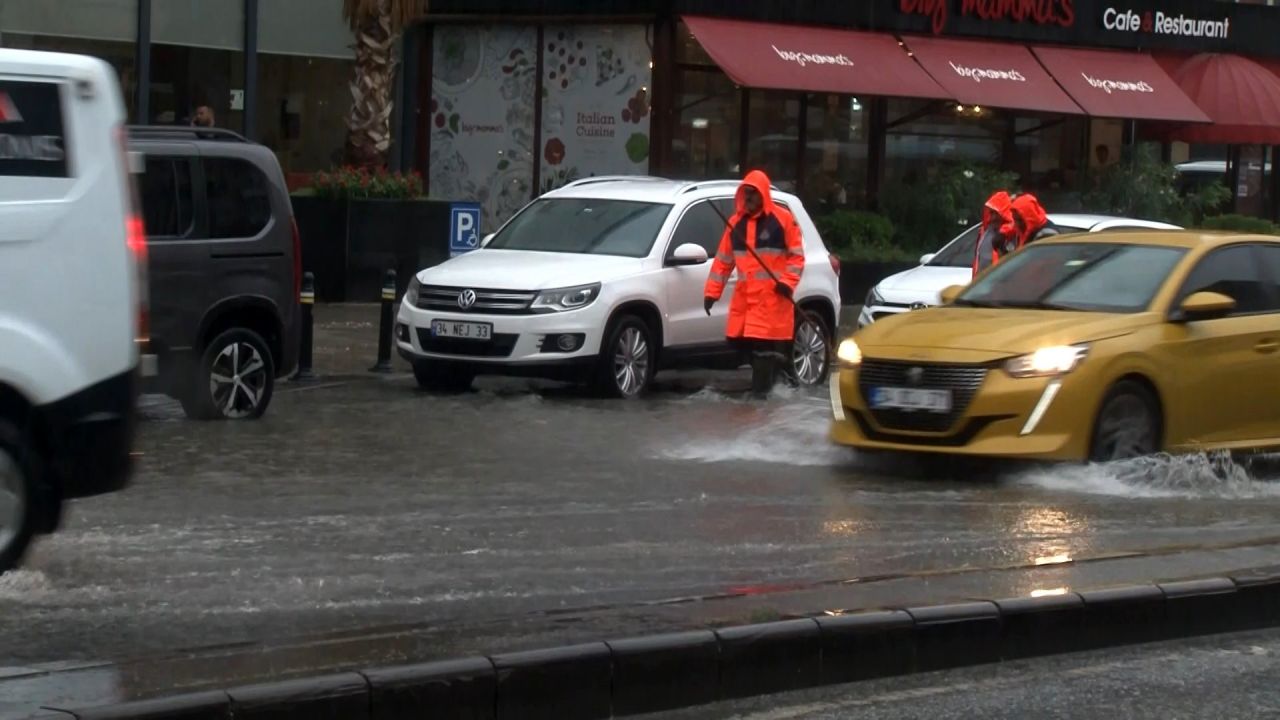 Aniden bastıran yağmur hayatı felç etti: Meteoroloji uzmanı kritik saati açıkladı! 1