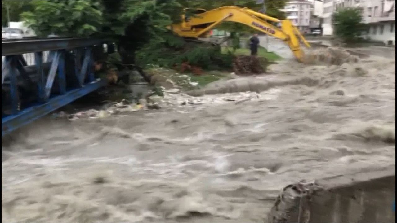 Aniden bastıran yağmur hayatı felç etti: Meteoroloji uzmanı kritik saati açıkladı! 2