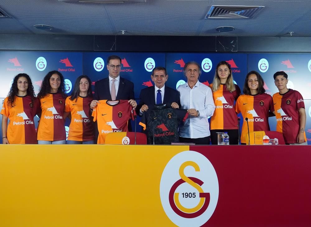 Galatasaray Başkanı Dursun Özbek, imza töreninde transfer bombasını patlattı 1