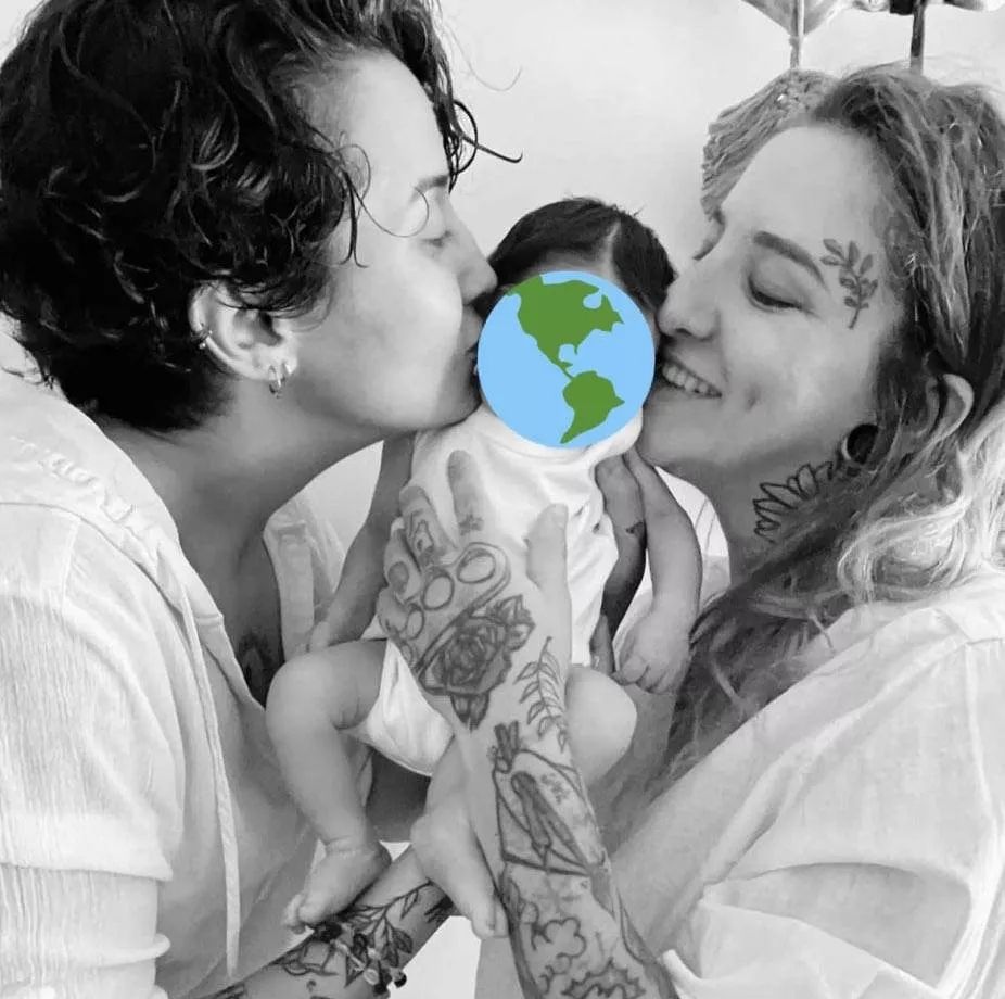 LGBT'li çiftin 'Bebeğimiz oldu' paylaşımı sonrası bakanlık harekete geçti: Biri bebeğin öz annesi diğeri halası! 3