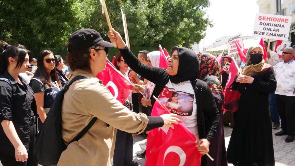 Tansiyon yükseldi: Evlat nöbetindeki annelere HDP binasından zafer işareti yapıldı 1