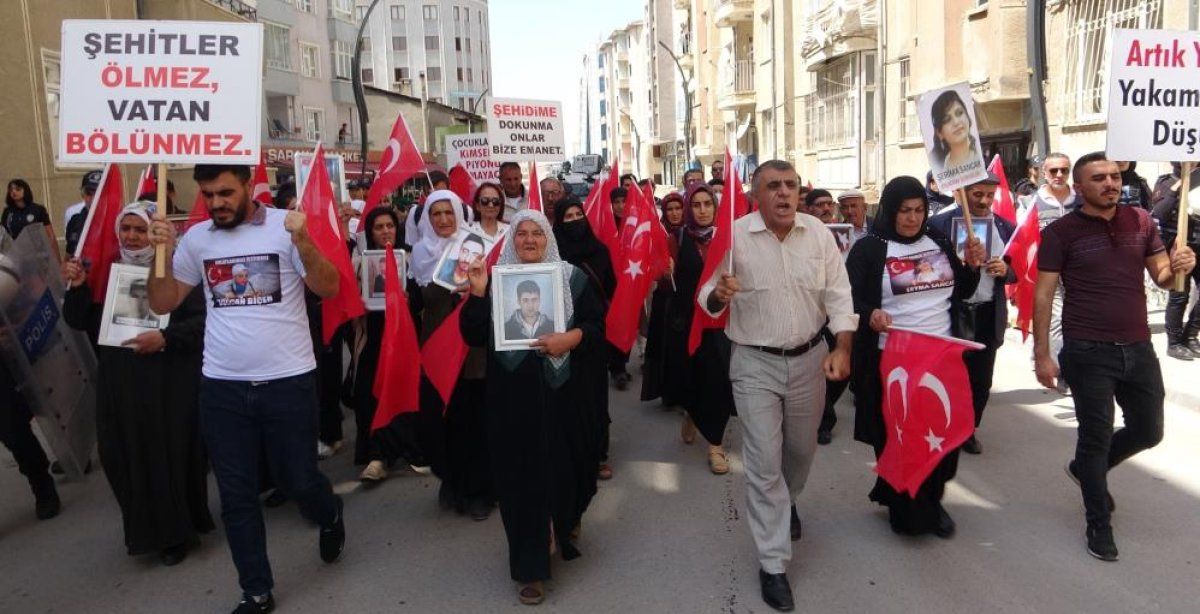 Tansiyon yükseldi: Evlat nöbetindeki annelere HDP binasından zafer işareti yapıldı 2