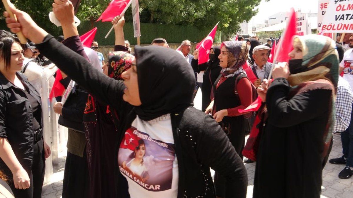 Tansiyon yükseldi: Evlat nöbetindeki annelere HDP binasından zafer işareti yapıldı 3