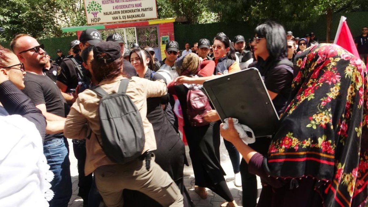 Tansiyon yükseldi: Evlat nöbetindeki annelere HDP binasından zafer işareti yapıldı 4