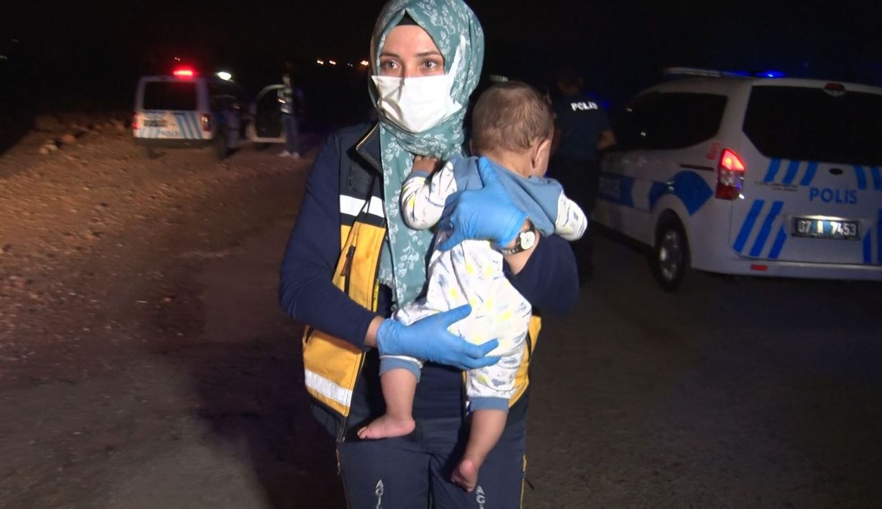 9 aylık bebeği mama, aşı kartı ve oyuncukla birlikte bahçe kapısına bıraktılar 1