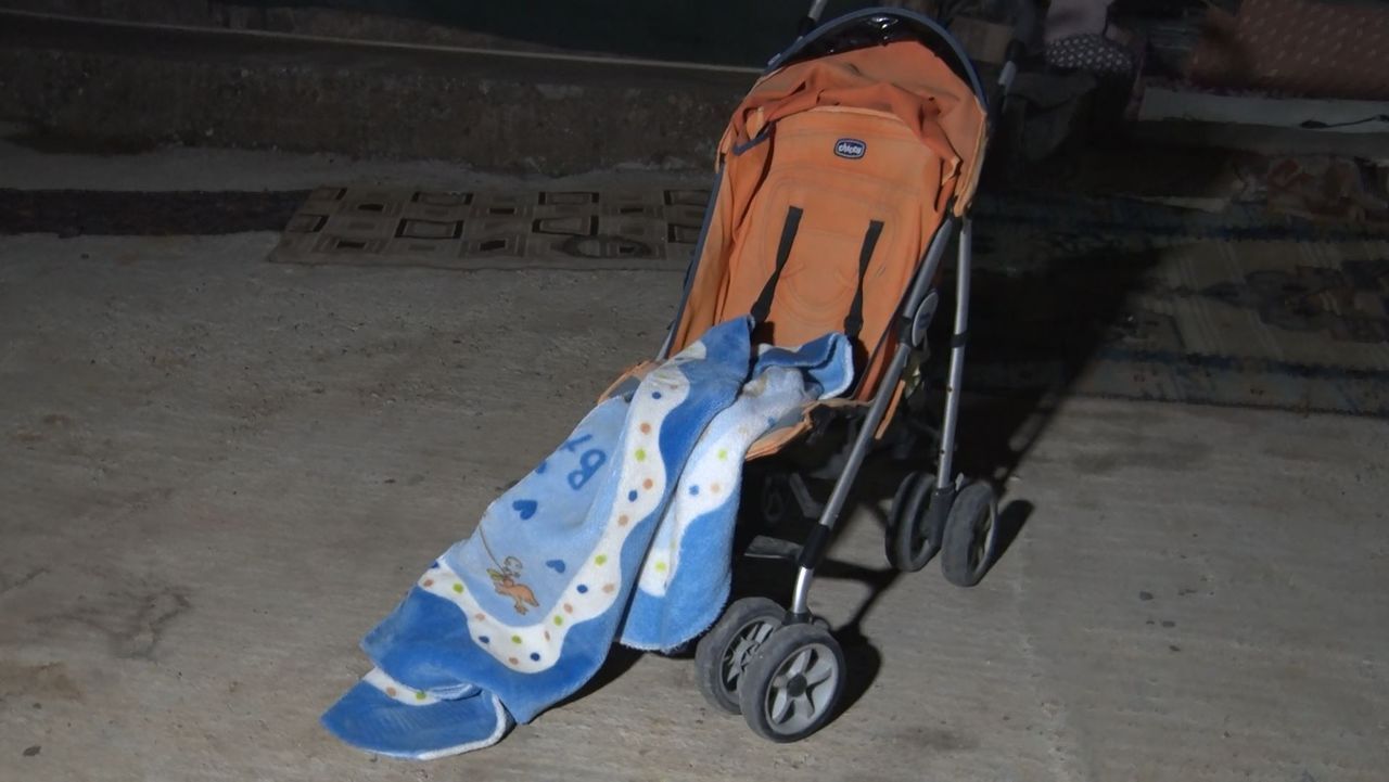 9 aylık bebeği mama, aşı kartı ve oyuncukla birlikte bahçe kapısına bıraktılar 3