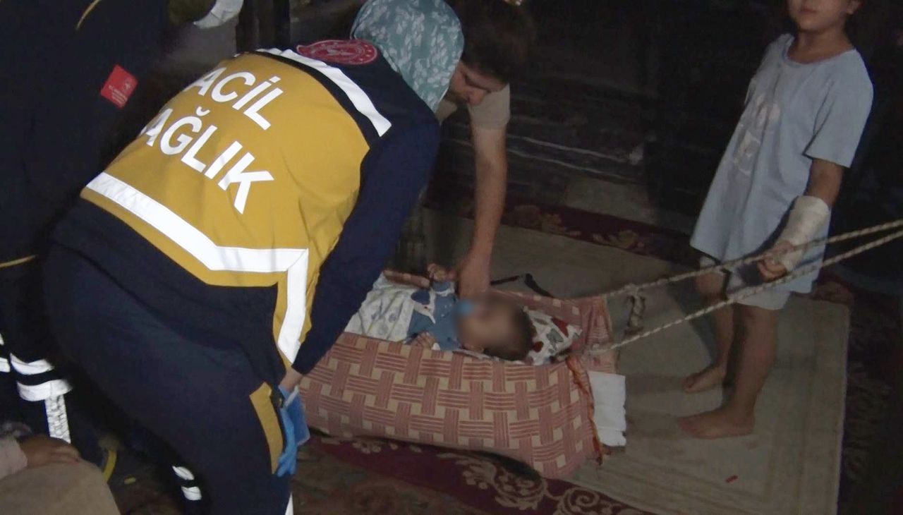 9 aylık bebeği mama, aşı kartı ve oyuncukla birlikte bahçe kapısına bıraktılar 4
