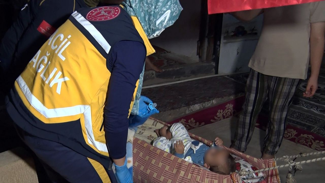 9 aylık bebeği mama, aşı kartı ve oyuncukla birlikte bahçe kapısına bıraktılar 5