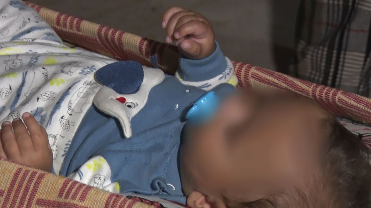 9 aylık bebeği mama, aşı kartı ve oyuncukla birlikte bahçe kapısına bıraktılar 7