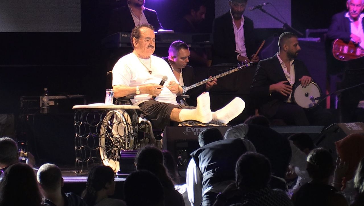 Kaza geçiren sanatçı İbrahim Tatlıses tekerlekli sandalye ile sahneye çıktı 1