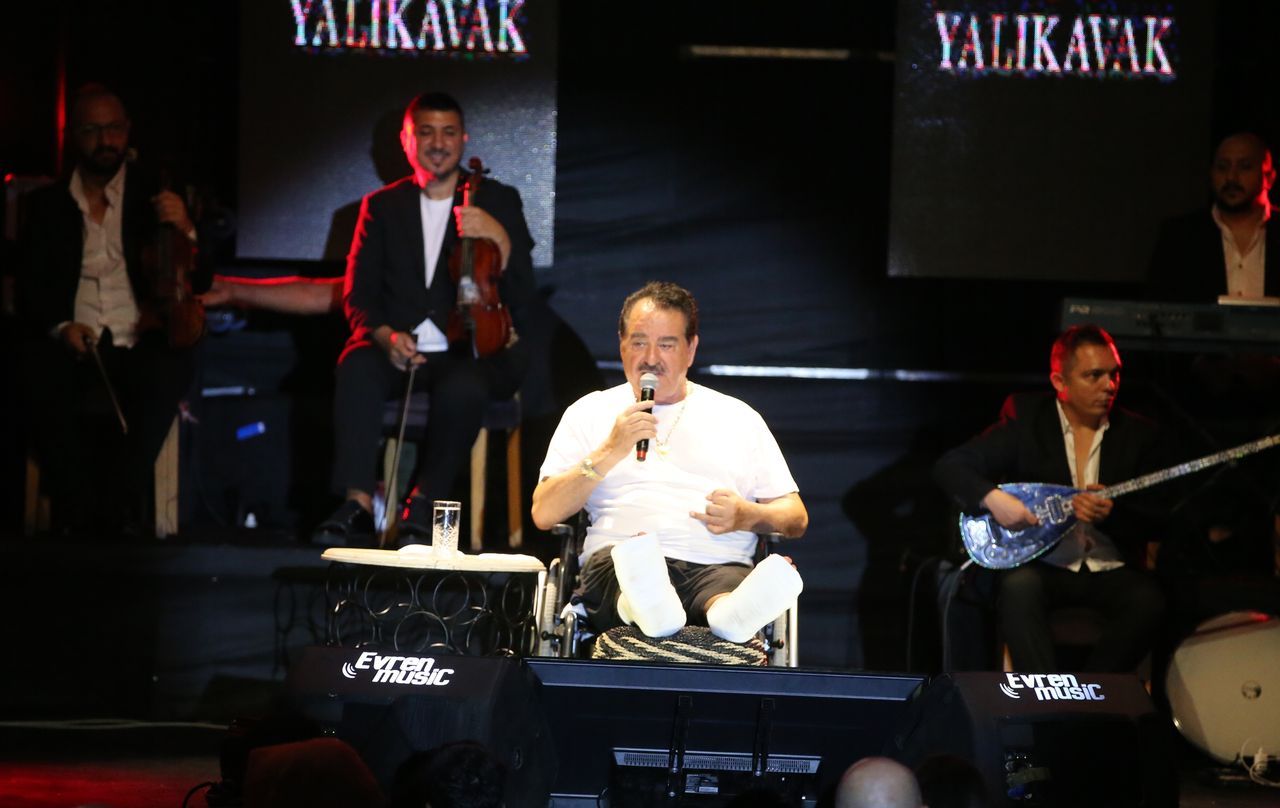 Kaza geçiren sanatçı İbrahim Tatlıses tekerlekli sandalye ile sahneye çıktı 2