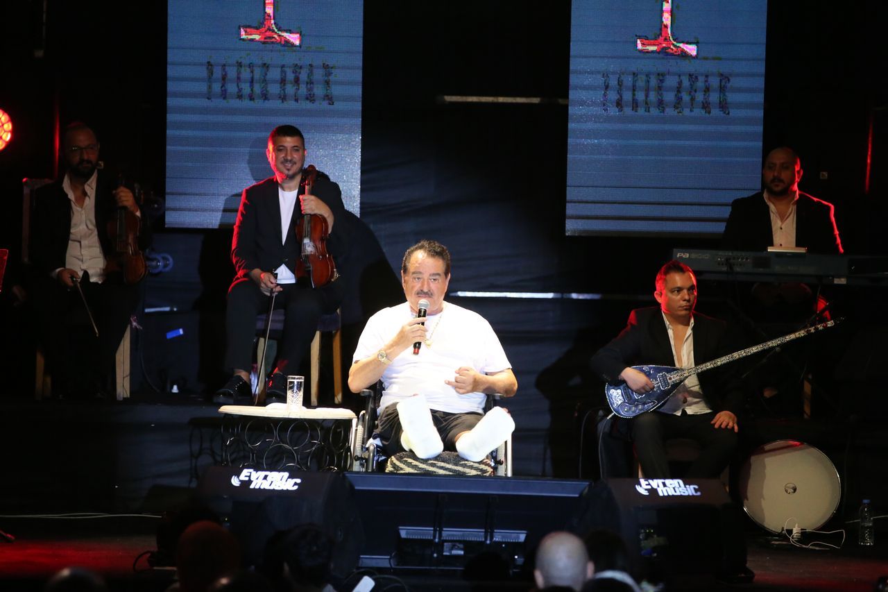 Kaza geçiren sanatçı İbrahim Tatlıses tekerlekli sandalye ile sahneye çıktı 5