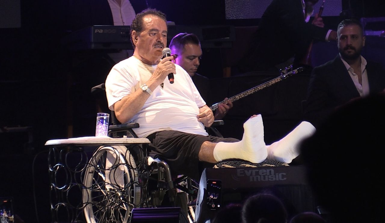 Kaza geçiren sanatçı İbrahim Tatlıses tekerlekli sandalye ile sahneye çıktı 7