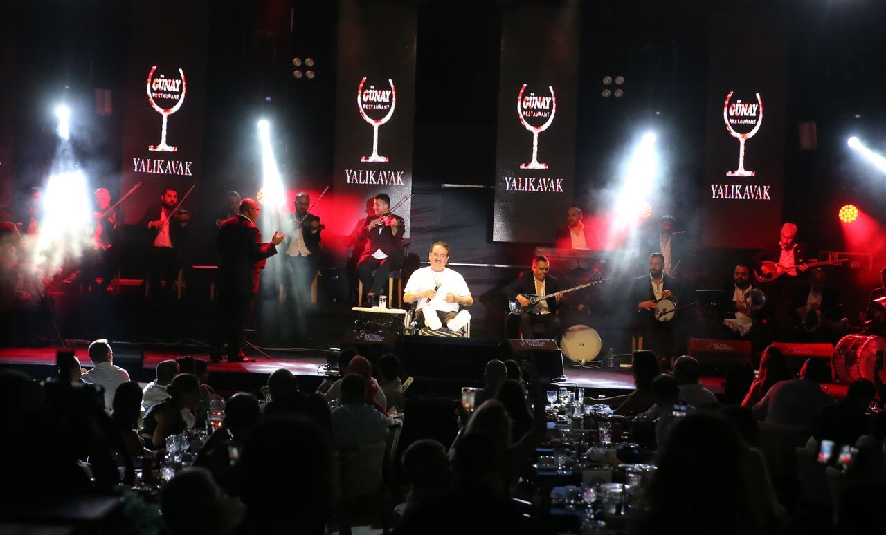 Kaza geçiren sanatçı İbrahim Tatlıses tekerlekli sandalye ile sahneye çıktı 10