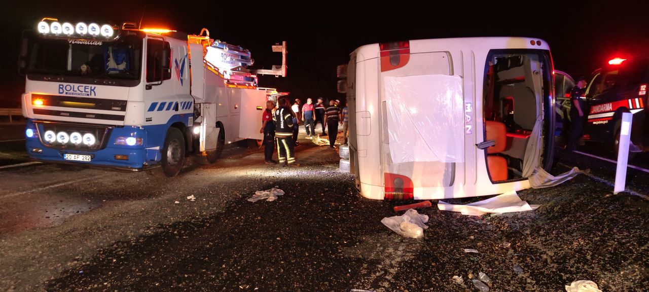 Denizli'de yolcu otobüsü refüje devrildi: 2’si ağır 28 yaralı 2