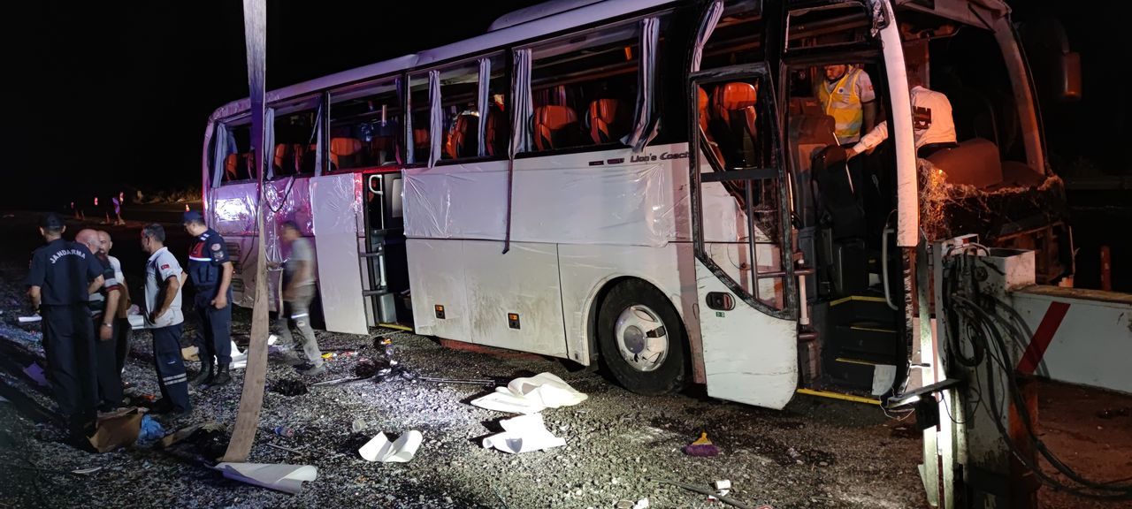 Denizli'de yolcu otobüsü refüje devrildi: 2’si ağır 28 yaralı 6