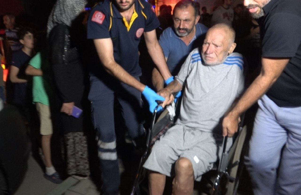 TOKİ konutlarında yangın! Bir itfaiye eri ile 3 vatandaş dumandan etkilendi 1