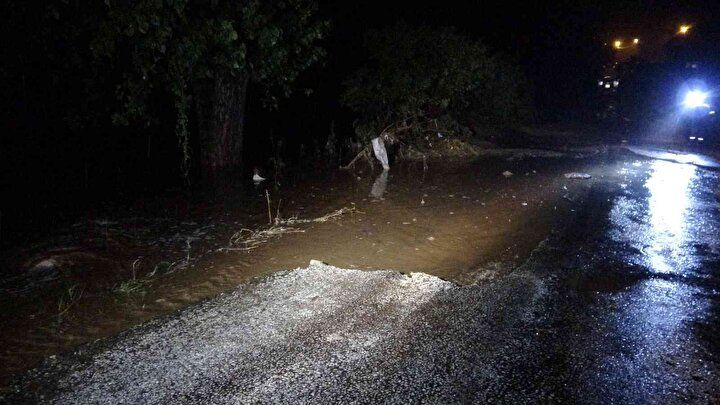 Çanakkale'de sağanak yağış: Yol çöktü! Köye giriş çıkış yapılamıyor... 2