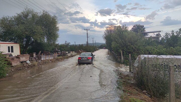 Çanakkale'de sağanak yağış: Yol çöktü! Köye giriş çıkış yapılamıyor... 16