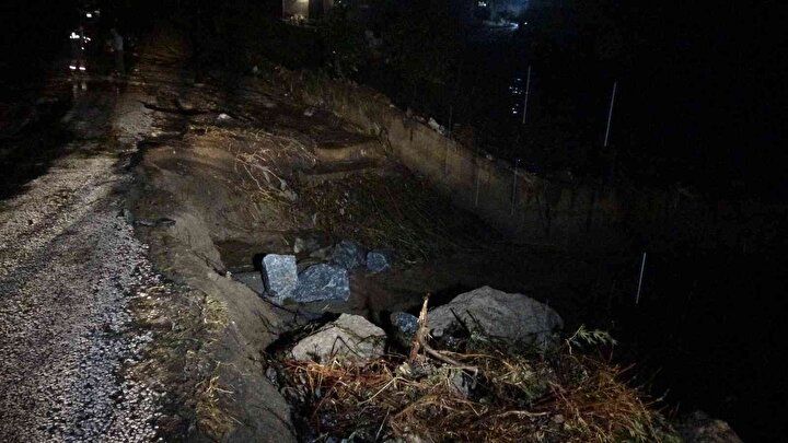 Çanakkale'de sağanak yağış: Yol çöktü! Köye giriş çıkış yapılamıyor... 1