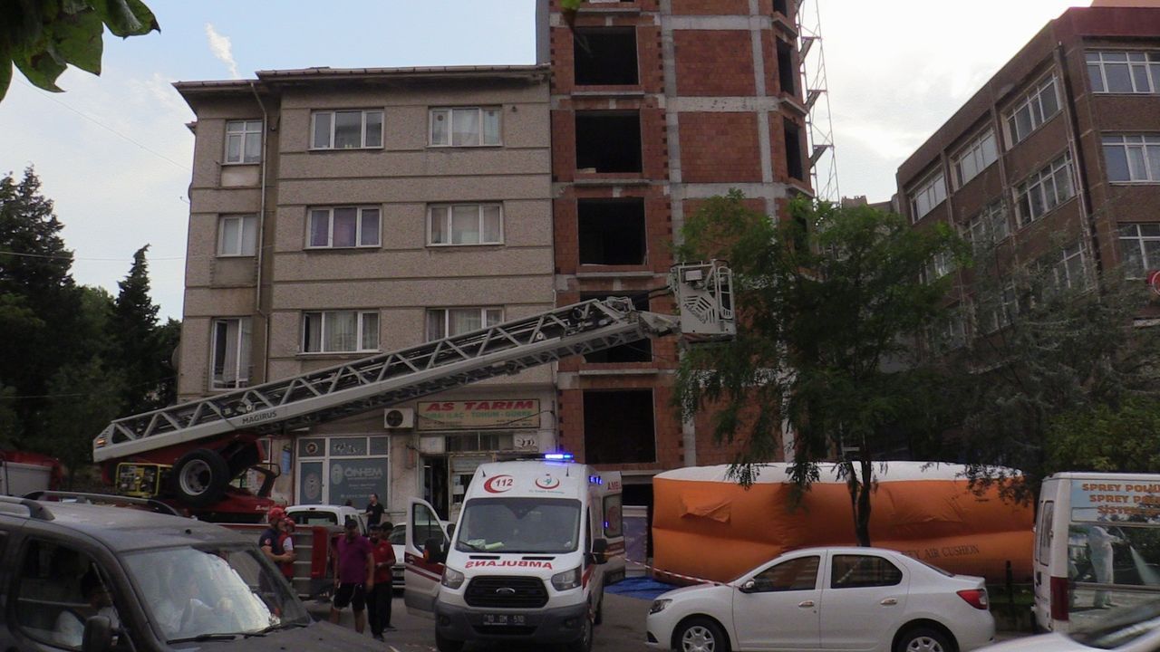 İnşaat halindeki binadan atlamak istedi, 3 saatte ikna edildi 4