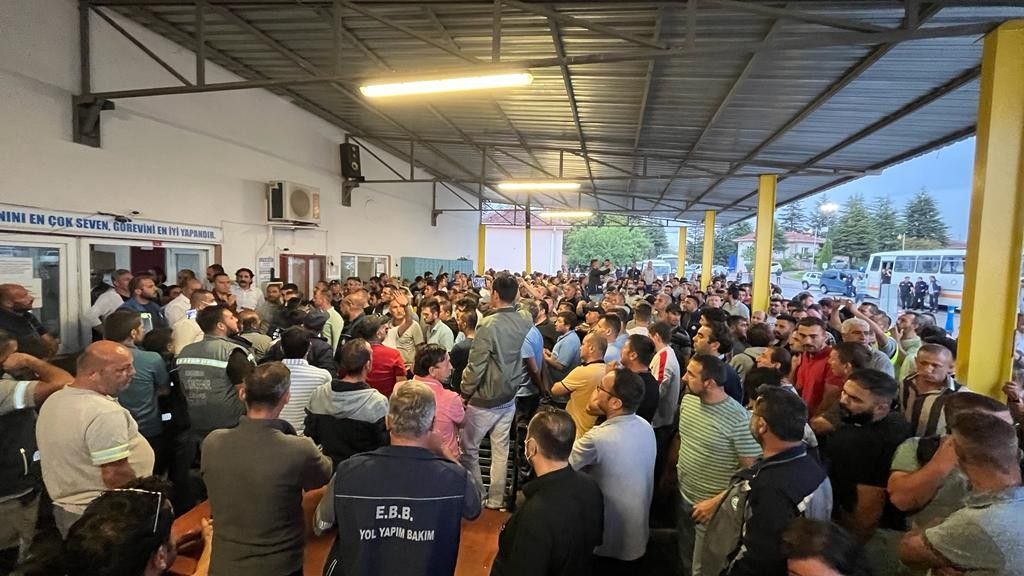 Eskişehir'de yüzlerce işçi zammı beğenmedi, belediyeyi protesto etti 1