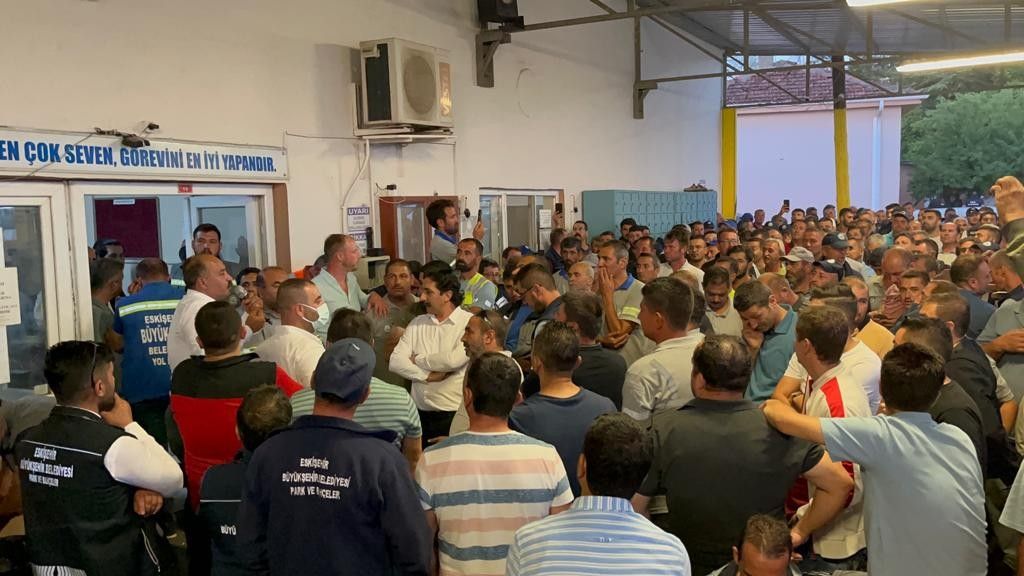 Eskişehir'de yüzlerce işçi zammı beğenmedi, belediyeyi protesto etti 2
