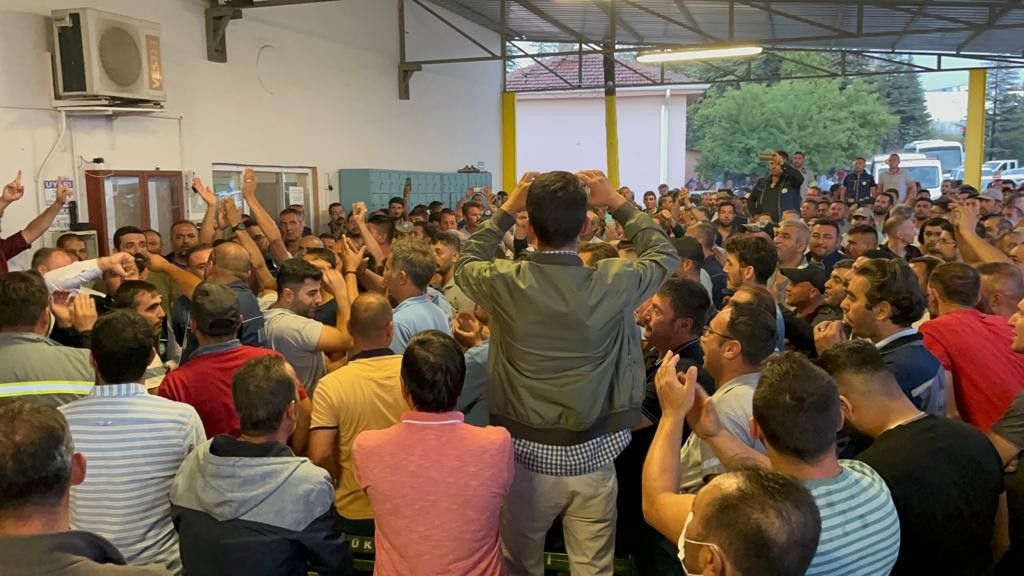 Eskişehir'de yüzlerce işçi zammı beğenmedi, belediyeyi protesto etti 4