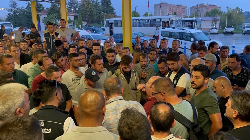 Eskişehir'de yüzlerce işçi zammı beğenmedi, belediyeyi protesto etti 6