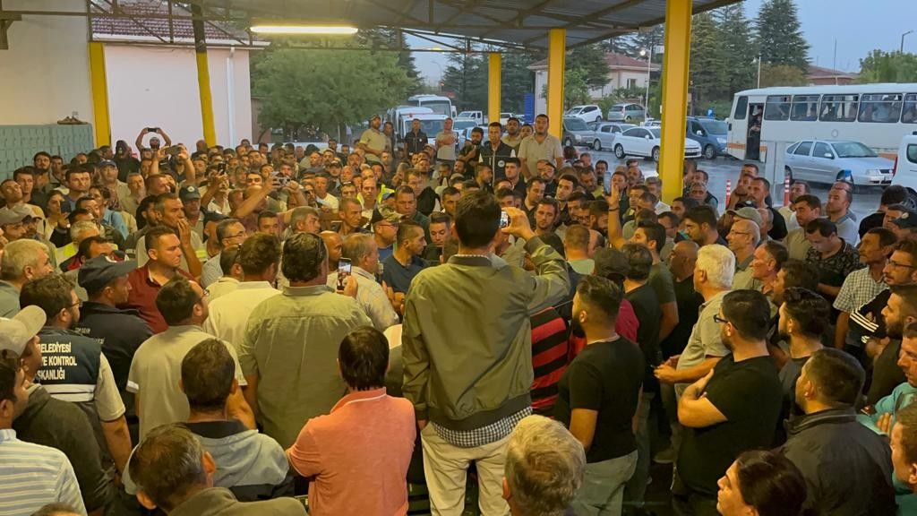 Eskişehir'de yüzlerce işçi zammı beğenmedi, belediyeyi protesto etti 10